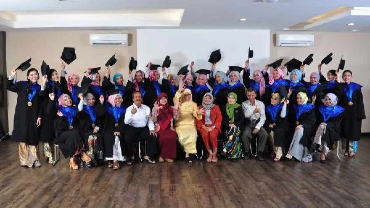 Foto Wisuda Sarjana Prodi Kebidanan Karawang Poltekkes Bandung